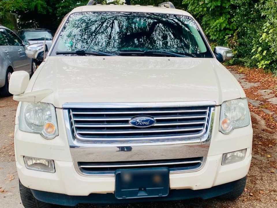 Ford Explorer 4,6 L V8 Automatik 7Sitze 4X4  пробіг: 253186 рік: Mai 2009 Benzin потужність:295 PS ціна: 4000